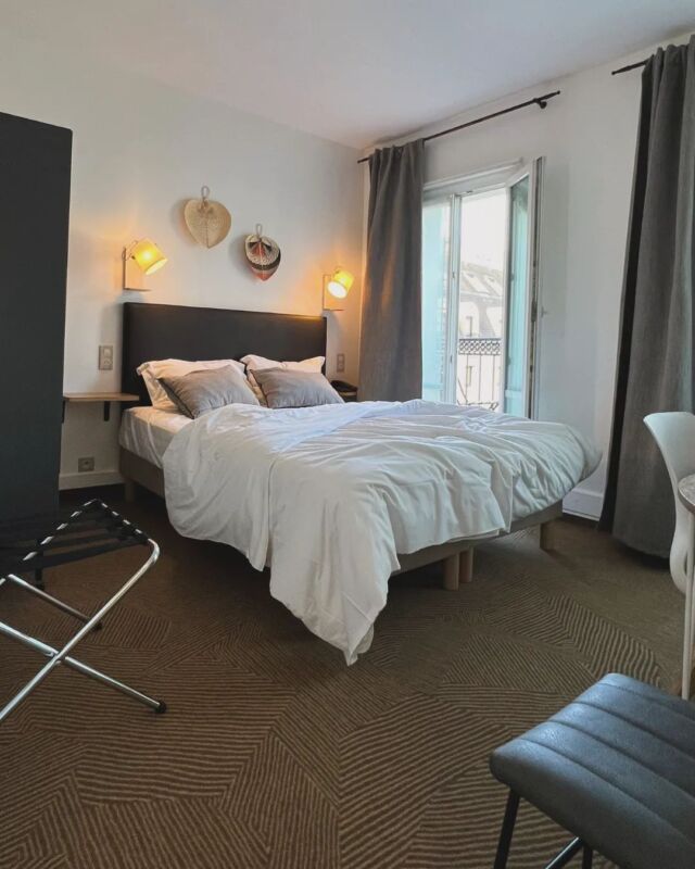 🏨 Découvrez notre sélection de chambres pour un séjour inoubliable ! 🌟

1️⃣ Chambre Standard ✨ Confortable et accueillante 🛏️ Lit double 🚿 Salle de bain privée 💻 Wi-Fi gratuit 💰 Prix abordable - côté court de l hôtel

2️⃣ Chambre Confort ✨ Un cran au-dessus pour une expérience de qualité - lit double ou twin 🌄 Vue sur la ville de Paris - plateau de courtoisie

3️⃣ Chambre Supérieure ✨ Plus spacieuses 🛌 Lit queen-size ou twin avec literie haut de gamme 🛁 Salle de bain avec baignoire ou douche ☕ Machine à café Nespresso - vue sur Paris

Réservez dès maintenant et vivez une expérience incomparable dans notre établissement ! ✨

En direct vous aurez les meilleurs tarifs : www.hotel-aramis.com

 #HôtelDecharme #SéjourExceptionnel #ConfortAbsolu #ServiceExceptionnel  #hotelaramis